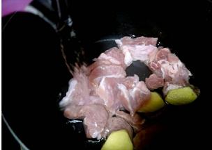 锅里放入瘦肉，姜片，倒入适量的水