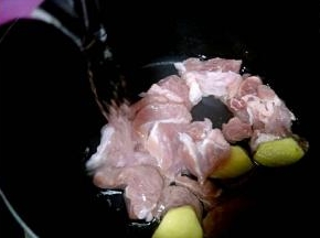 锅里放入瘦肉，姜片，倒入适量的水