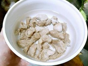 把瘦肉捞出来洗干净