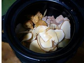 砂锅放入海底椰。瘦肉。海底椰