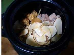 砂锅放入海底椰。瘦肉。海底椰