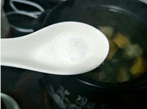 煮个一个多钟头两个钟头就差不多了，看你锅大小。最后加点盐就可以喝了