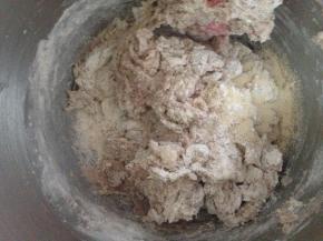 除了黄油 盐和干果的材料 混匀 慢速打成团