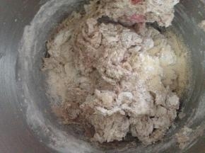 除了黄油 盐和干果的材料 混匀 慢速打成团