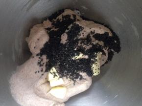 加入黑芝麻 慢速搅打成团 上劲