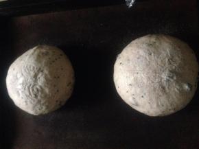 发到轻按 缓慢回弹 撒粉割口 放入200度预热好的烤箱里 烤30分钟