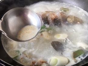 大火煮开，撇去浮末。