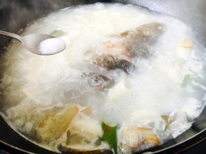 放入少许的盐调味。