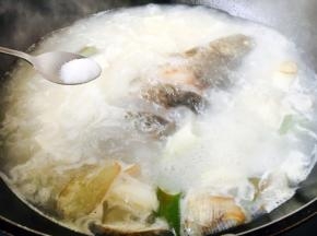 放入少许的盐调味。