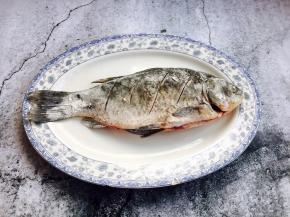 鱼的两面都蘸上薄薄的一层面粉。