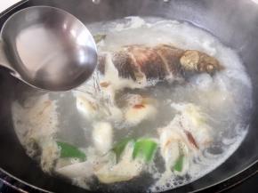 放入适量的（约1500ml）的开水。