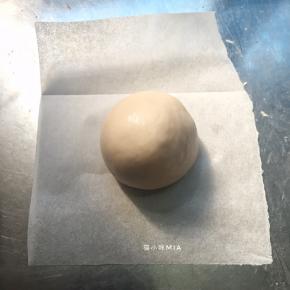 4份43克的面团排气揉圆，放在油纸上，用保鲜膜盖好