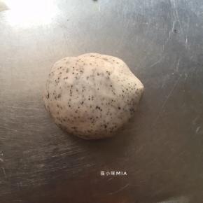 这是加入黑芝麻粉的40克面团，揉好后再平均分为4份，再揉圆用保鲜膜盖好