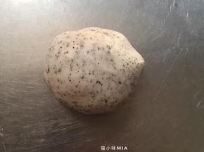 这是加入黑芝麻粉的40克面团，揉好后再平均分为4份，再揉圆用保鲜膜盖好