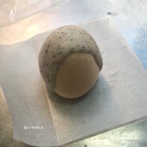 粘点水，盖在主体面团上，粘合好，依次完成其余3只刺猬身体