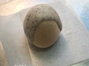 粘点水，盖在主体面团上，粘合好，依次完成其余3只刺猬身体