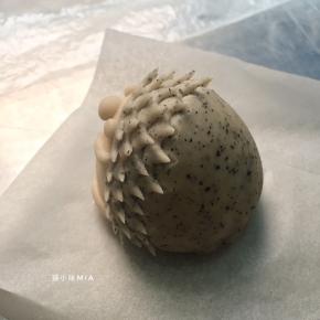 用尖剪刀煎出刺猬的刺