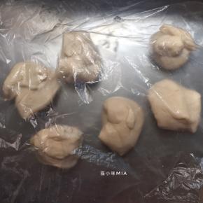 揉好的面团分出4份43克的面团(做刺猬的肚子主体)，1份40克的面团(将用来加黑芝麻粉做成刺猬皮)，1份5克的面团(将用来加可可粉做眼珠和鼻头)，剩余的面团用来做刺猬的手和脚等部位