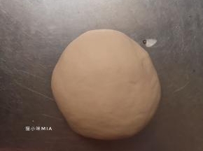 将主材料全部混合，十分钟内揉成一个光滑略有粘性的面团，我这里红曲粉的份量少到无法称出重量，所以配方只能写适量