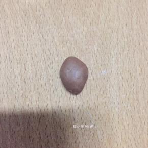 这是加入可可粉的5克面团，揉匀用保鲜膜盖好防止风干