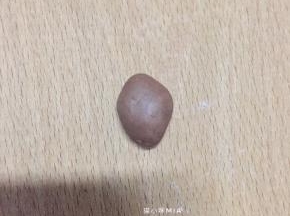 这是加入可可粉的5克面团，揉匀用保鲜膜盖好防止风干
