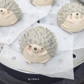 刷子粘点水再混合少许红曲粉，刷出腮红