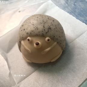 再揪出少许可可粉的面团，做出眼球和鼻子