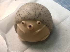 再揪出少许可可粉的面团，做出眼球和鼻子