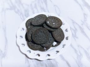 奥利奥饼干去掉夹心。