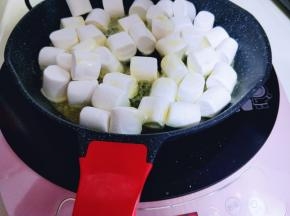 放入原味棉花糖。(全程最小火)