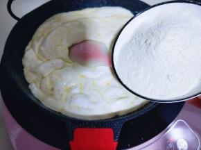 加入奶粉，关掉电磁炉。