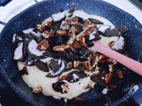 加入奥利奥饼干碎，核桃仁，蔓越莓干，(坚果可以根据个人喜欢放，家里人不喜欢太多坚果，所以我就放了这几样。)