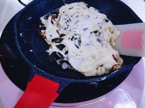 快速翻炒使棉花糖包裹住食材，如图。(也可以戴上一次性手套来混合均匀)