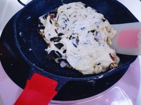 快速翻炒使棉花糖包裹住食材，如图。(也可以戴上一次性手套来混合均匀)