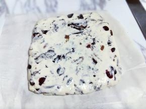 放入方盘中，之后压实。