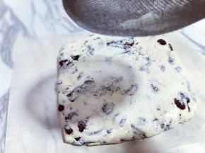 再用细筛撒一本层奶粉。