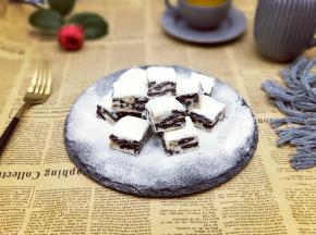 放器具中，再筛上一层奶粉。