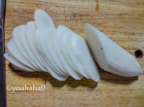 一个白萝卜洗净，削掉外皮薄薄的一层，切片