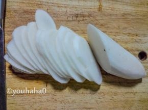 一个白萝卜洗净，削掉外皮薄薄的一层，切片