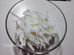 萝卜丝放入大碗中，撒上适量的盐、白糖拌匀，腌渍1~2个小时