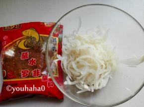腌渍后的萝卜丝会出很多水，水要倒掉不用，萝卜丝稍微攥干一点