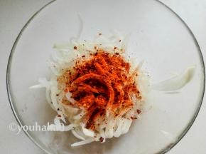 蘸水就是调味的辣椒面，萝卜丝上撒一点蘸水，用量根据个人口味调整