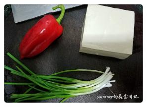 1、把豆腐切大块，用开水加盐焯烫2分钟捞起，用凉水过凉捞起，沥干水分。


