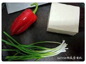 1、把豆腐切大块，用开水加盐焯烫2分钟捞起，用凉水过凉捞起，沥干水分。


