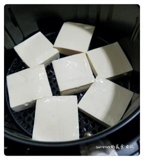 2、把蒜米压成蓉，香葱红辣椒洗净后切成粒，放在碗里滴几滴花生油拌匀。