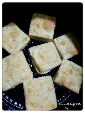 4、炸锅200度炸8分钟，拉出炸篮翻面再炸8分钟。