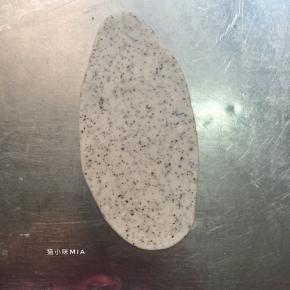 取一份黑芝麻面团，排气揉圆后如图擀开