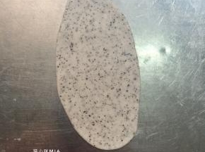 取一份黑芝麻面团，排气揉圆后如图擀开