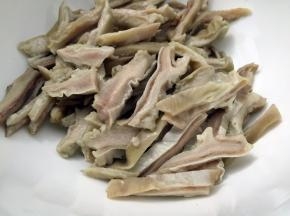 煮熟的猪肚捞出沥干水分，切丝