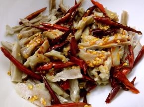 红油倒入猪肚一起